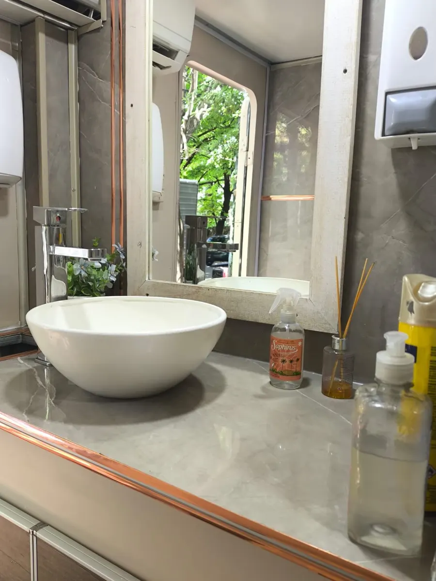 Módulo de baños para eventos de Azul Serrano